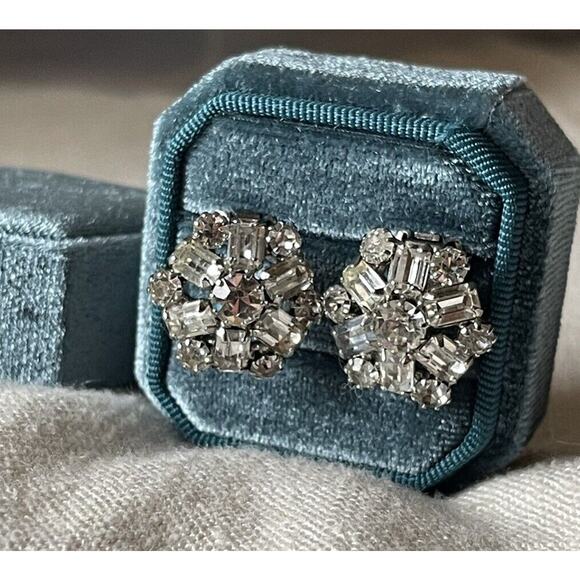 Vintage WEISS Signed Clear Rhinestone Earrings Clip On Prong Set Snowflake 50s - Picture 1 of 9